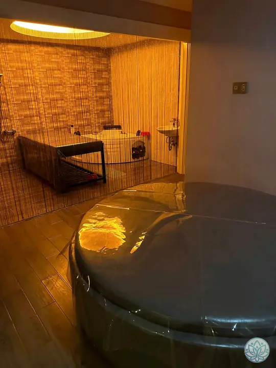 원형베드와 때밀이 공간