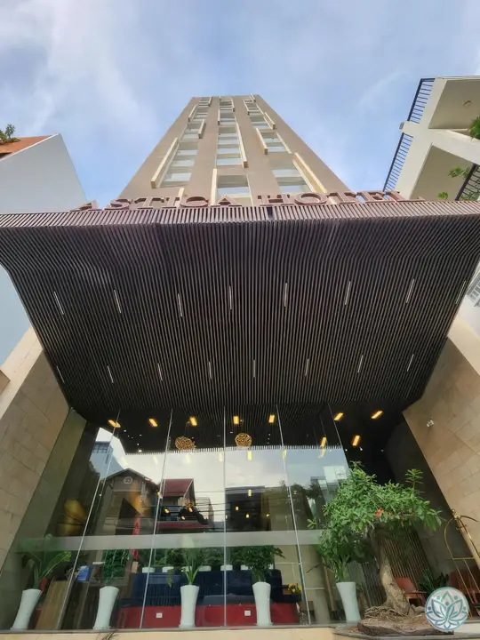 위로 올려다 본 아스티카 호텔 건물