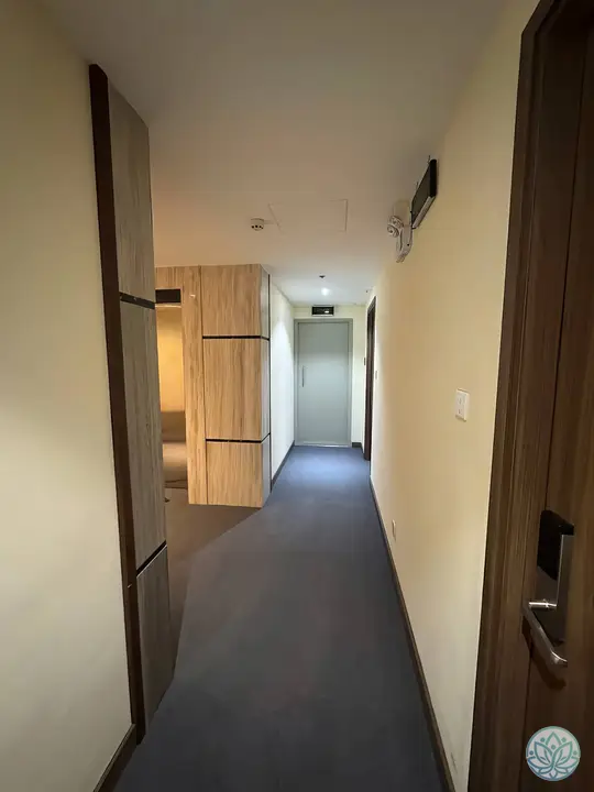 호텔 건물 내 복도 구조