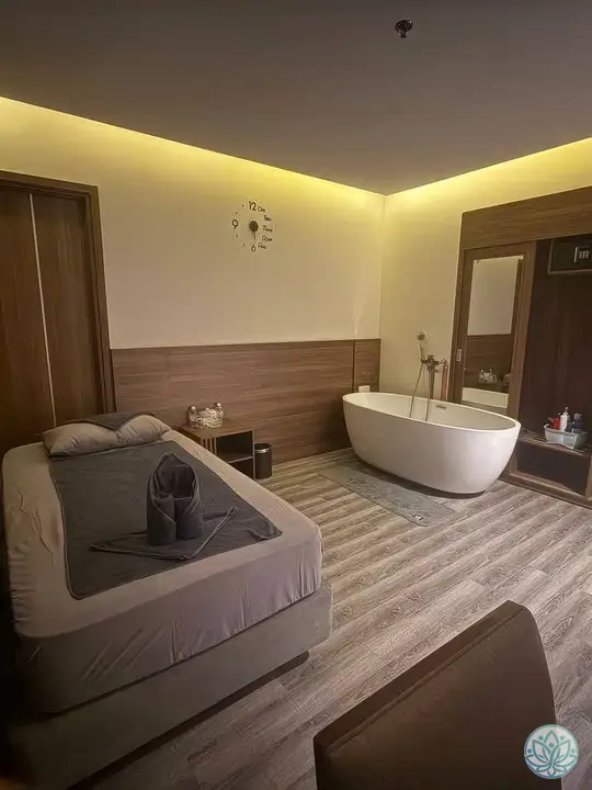 트윈 베드와 자쿠지가 배치된 룸