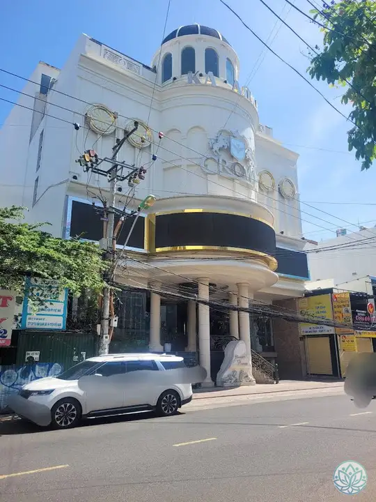 크라운 가라오케 건물 모습