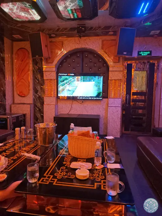 테이블 위의 주류 박스와 노래방 기기