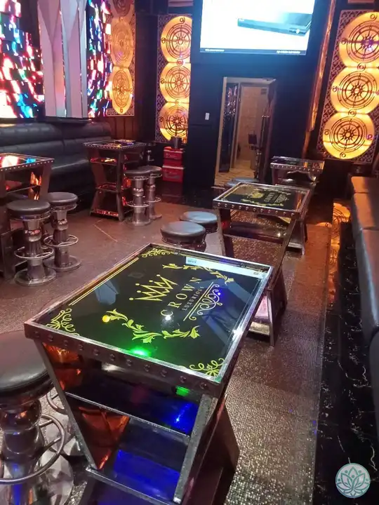 크라운 로고가 박힌 여러 테이블