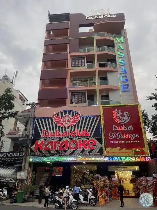 나트랑 두바이 가라오케 건물의 외관