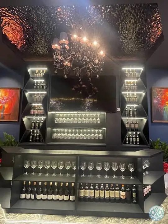 고급 양주가 세팅된 디스플레이 공간