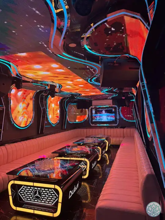 붉은색 조명으로 세팅된 가라오케 룸