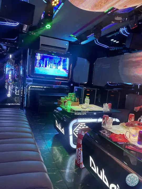 주류와 안주가 놓여진 룸 내부