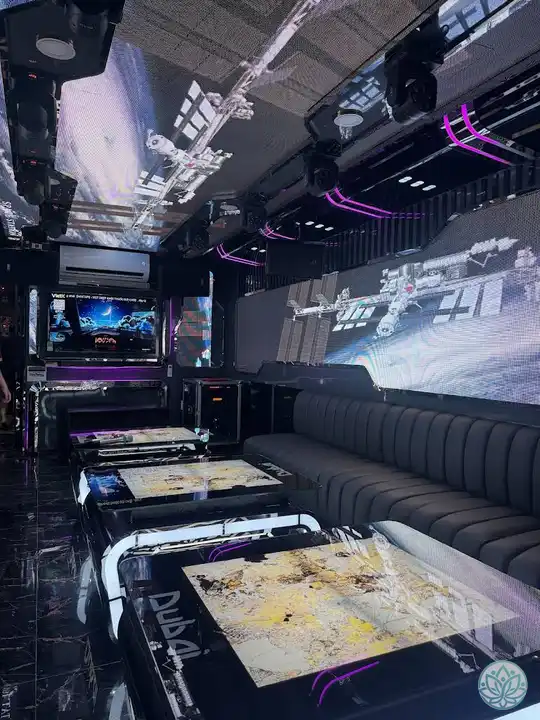 가로로 길게 빠진 대형 룸