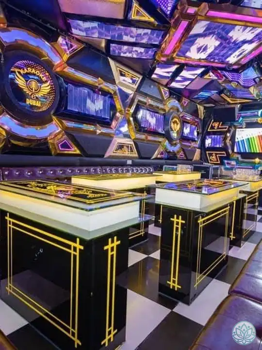 스탠딩 테이블이 마련된 룸의 전경