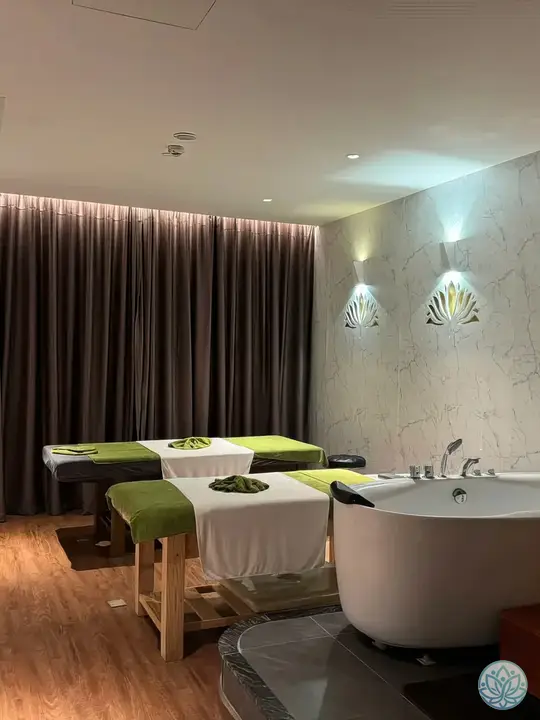 커튼으로 가릴 수 있는 룸 내 통창