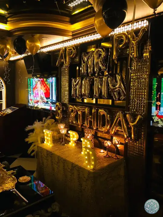 생일 축하를 위해 세팅된 인테리어