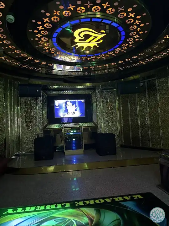 쇼파쪽에서 바라본 노래방 기기 화면