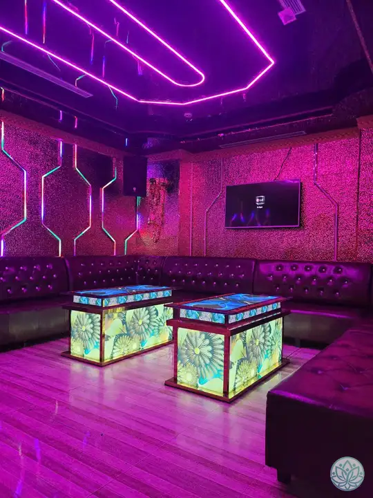 핑크색 조명이 인상적인 룸 내부