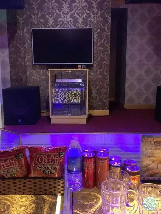 주류와 간단한 안주가 세팅된 모습