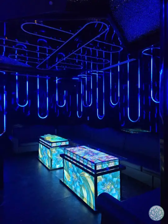 푸른색 조명이 강조된 룸