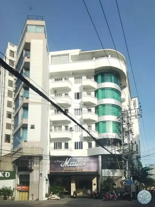 낮에 바라본 마스터 가라오케 건물 외관