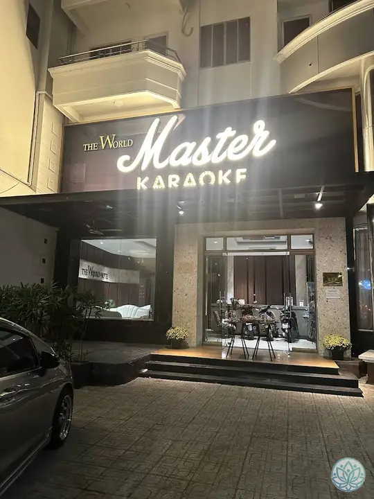 저녁 시간대의 가라오케 입구 전경