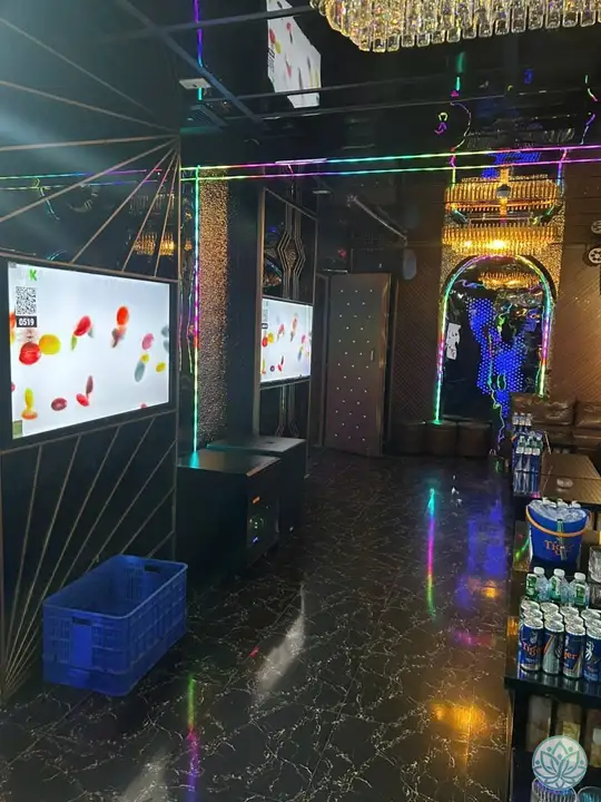 노래방 기기 화면과 룸 내부 모습