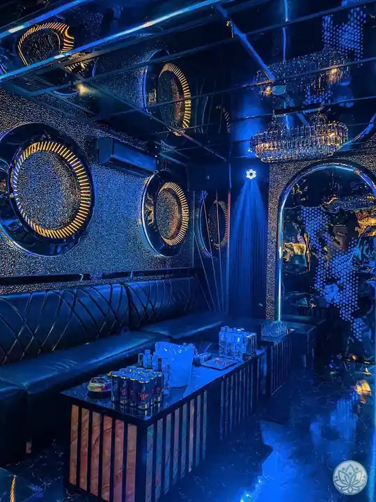 푸른색 조명이 세팅된 룸 내부