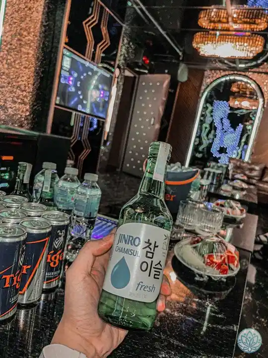 주류와 안주가 준비된 모습