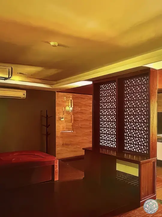 우드 톤의 마사지 룸