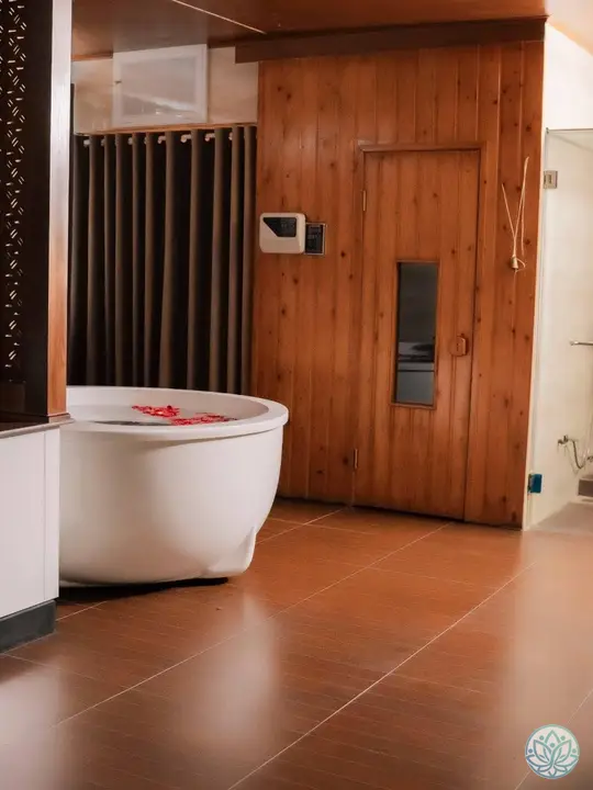 룸 내 비치된 자쿠지 욕조