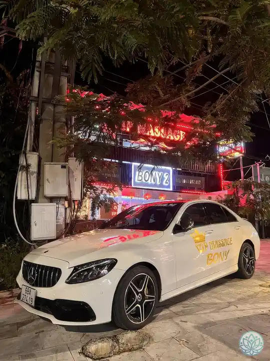 보니2 건물 앞 벤츠