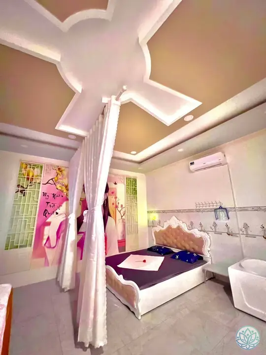 커튼이 있는 깔끔한 침실