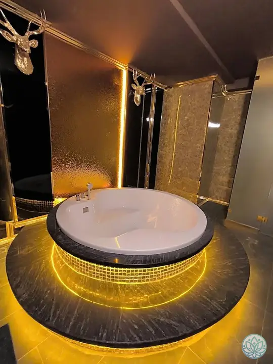 원형 욕조와 사슴 머리