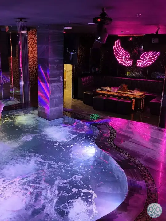 분홍색 네온사인 조명