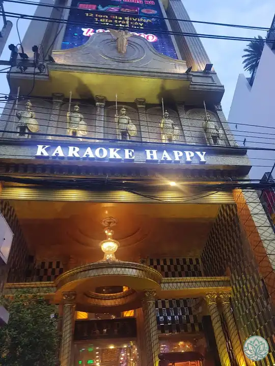 위로 올려다 본 건물 모습