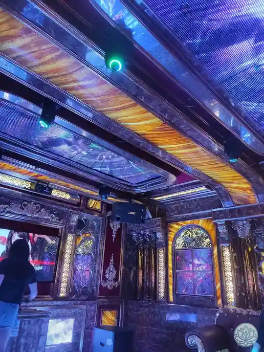 VIP 룸 내부 소파와 테이블