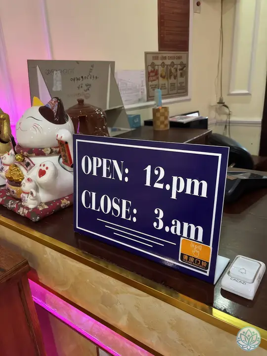 영업시간 안내판과 마네키네코