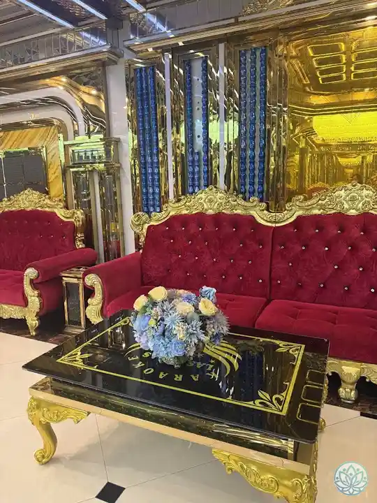 고객 대기 공간의 테이블과 소파