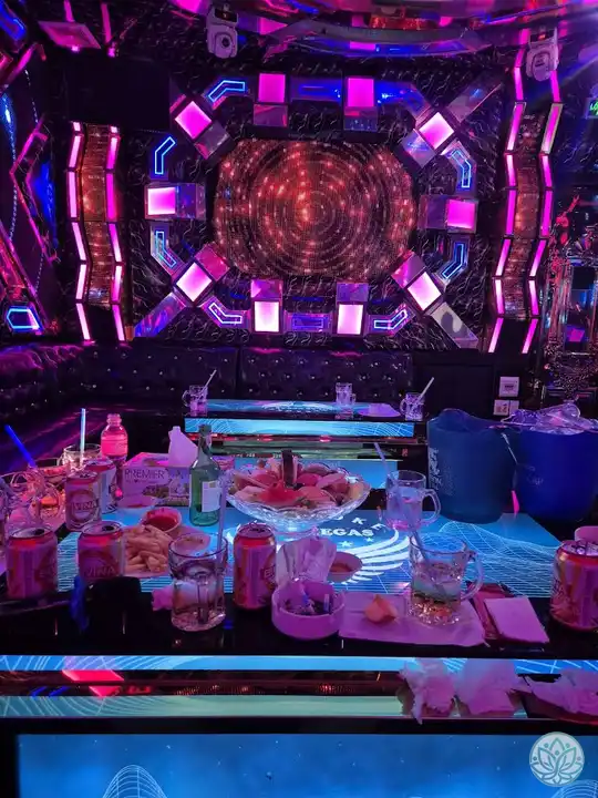 룸 내 주류와 조명 분위기