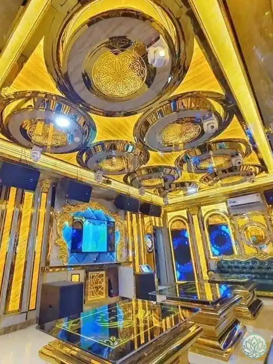 금색 인테리어의 룸 천장