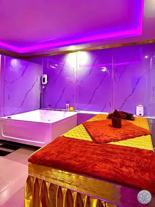 욕조와 베드가 있는 방