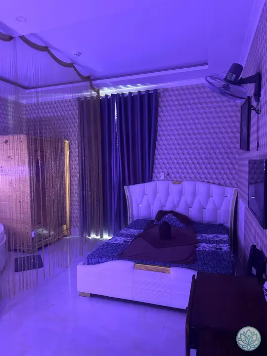 사우나와 마사지 베드가 있는 방