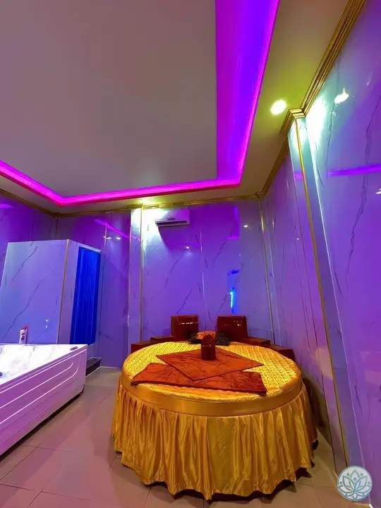 원형 침대와 욕조가 있는 방