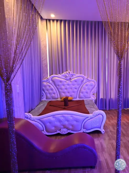 킹 사이즈 베드가 마련된 마사지 룸