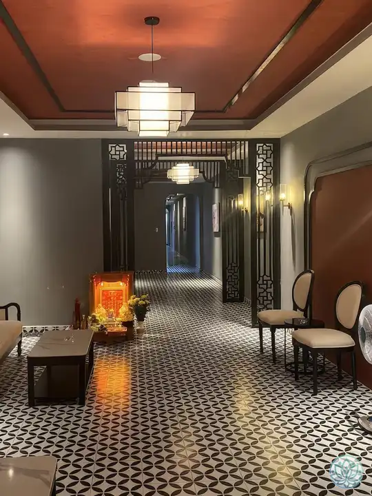 리셉션 데스크 옆의 고객 대기 공간