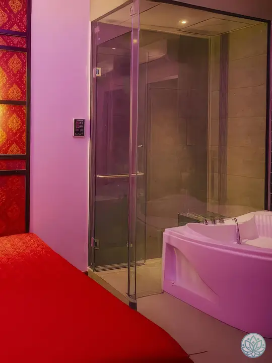 마사지 베드 옆의 자쿠지와 샤워 시설